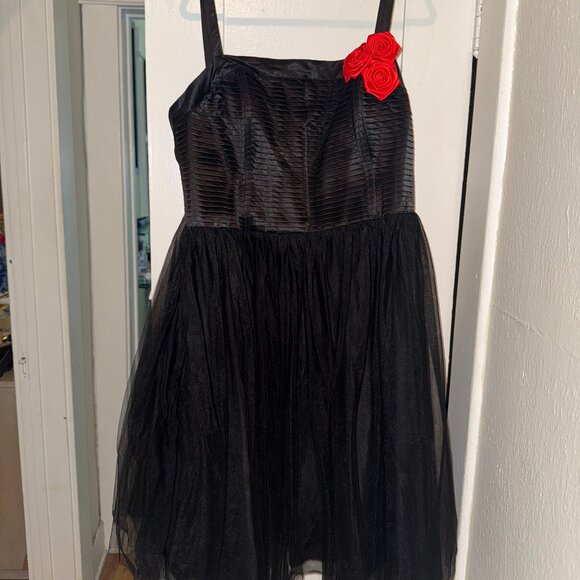 Unique Vintage - Black Tulle 1950s Swing Dress with Red Rosettes (Size 3X/20) - Picture 4 of 6